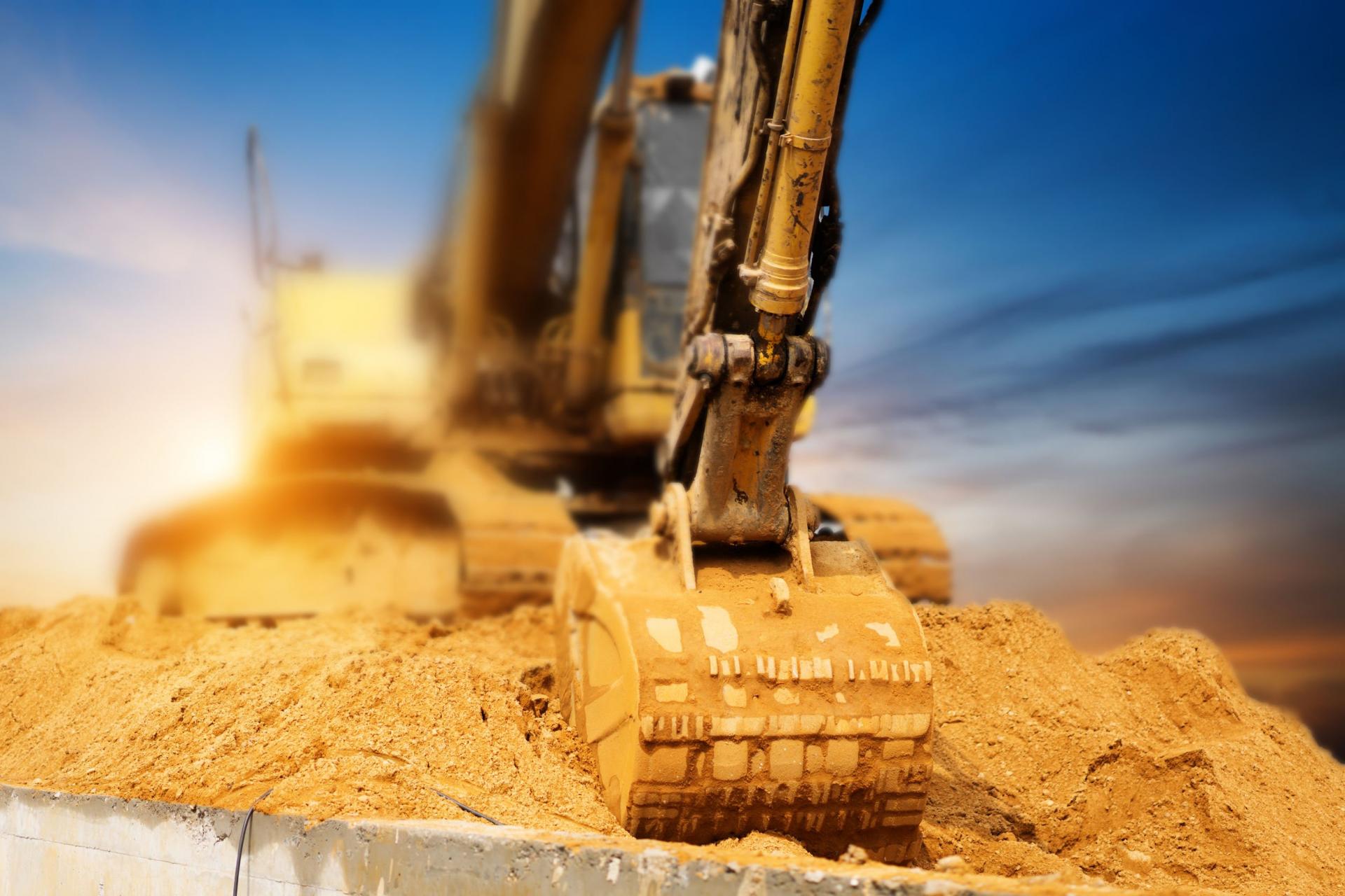 Terrassement par un tracto pelle sur un terrain en chantier